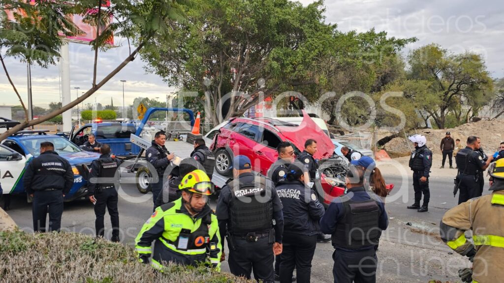 Detienen a dos hombres tras persecución y volcadura en Centro Max