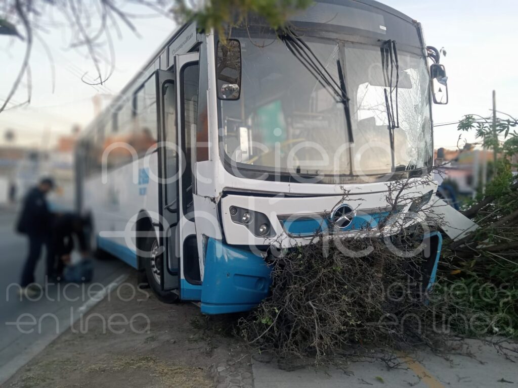 Chocan tráiler y camión del transporte público en el bulevar Delta en León