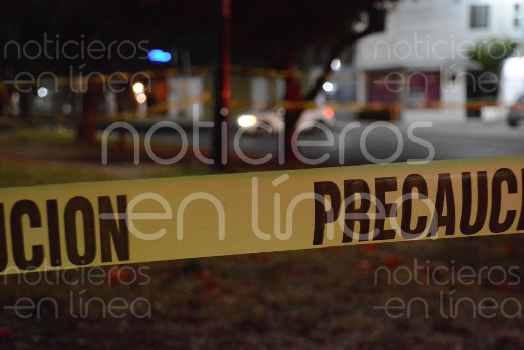 Atacan a dos hombres a bordo de una camioneta en Unidad Deportiva