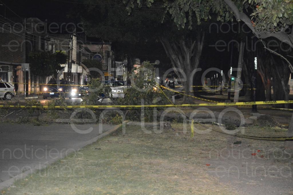 Atacan a dos hombres a bordo de una camioneta en Unidad Deportiva