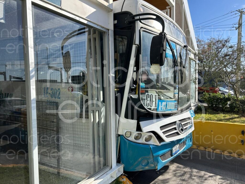 Conductora de la ruta X-03 choca en la Micro Estación Ibarrilla