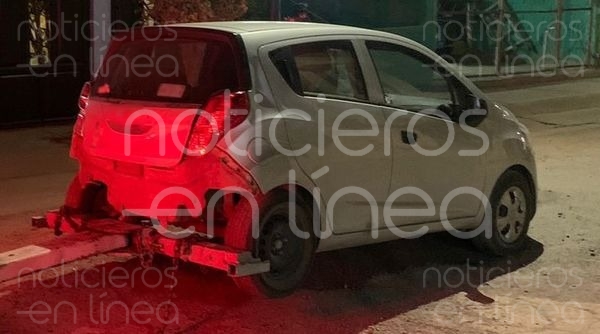 Hombre choca, intenta huir y le descubren paquetes de droga