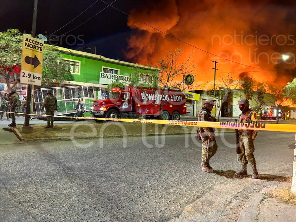 León: Fuerte incendio consume recicladora en Ribera de la Presa