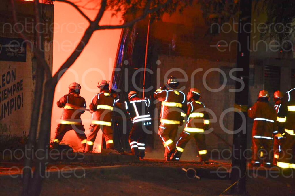 León: Fuerte incendio consume recicladora en Ribera de la Presa