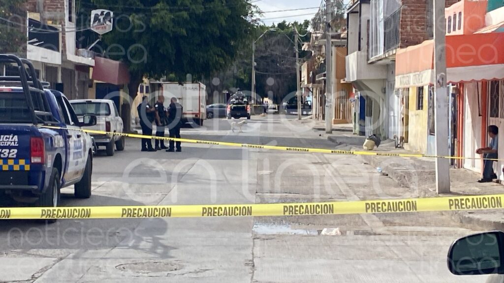 Balean un hombre y una mujer en la colonia Santa Clara