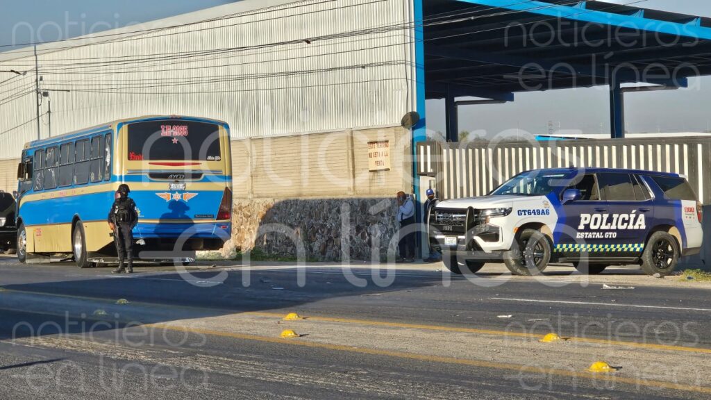 Camión choca con camioneta y provoca volcadura en la León-Comanjilla