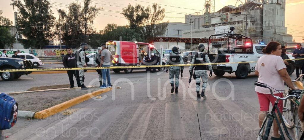 Camioneta se pasa el semáforo en rojo y provoca caos en el Timoteo Lozano