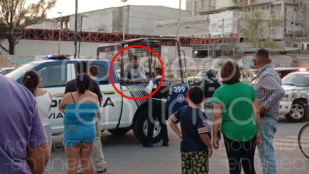 Camioneta se pasa el semáforo en rojo y provoca caos en el Timoteo Lozano