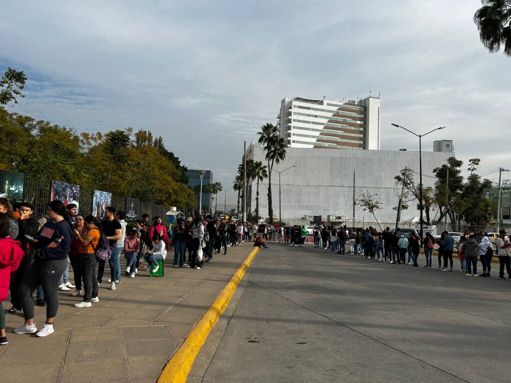 Largas filas para obtener una pulsera para el concierto de Maluma