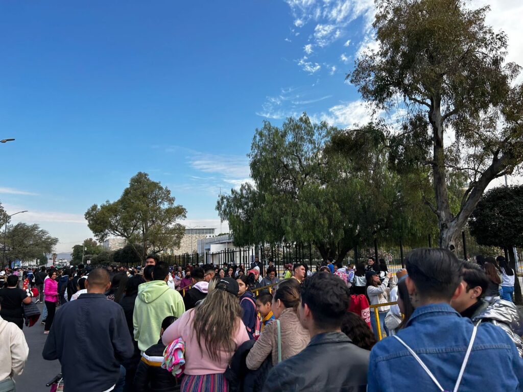 Largas filas para obtener una pulsera para el concierto de Maluma