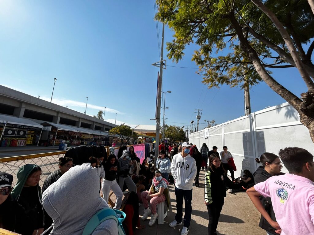 Largas filas para obtener una pulsera para el concierto de Maluma