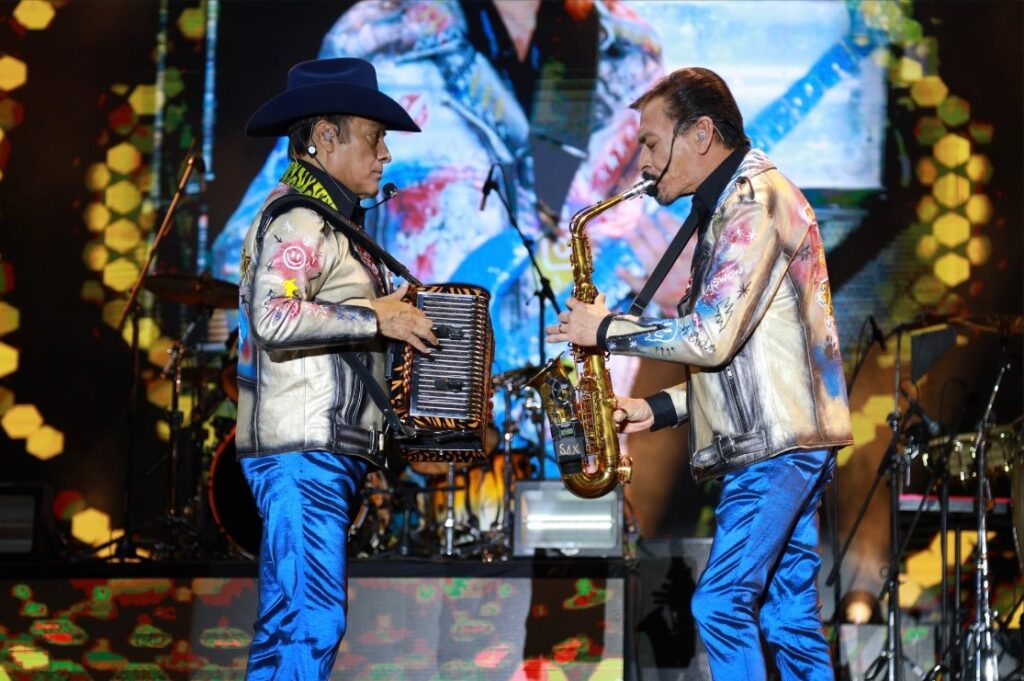 Los Tigres del Norte deleitan por casi 4 horas de concierto en la Feria de León