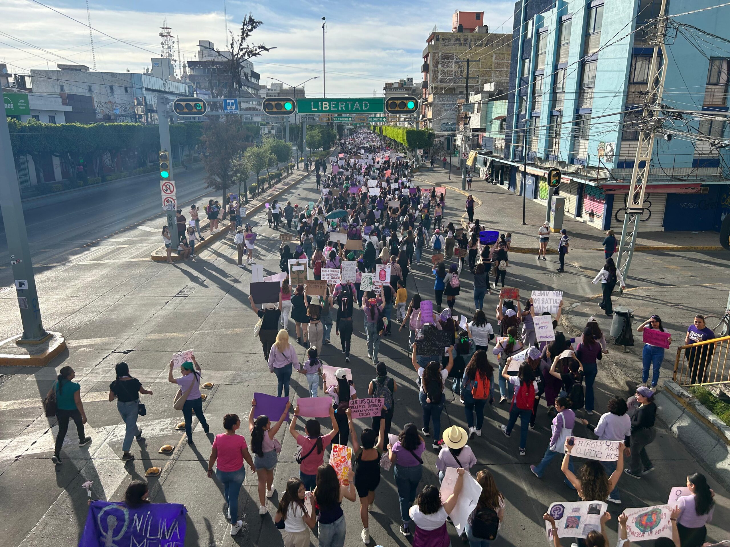 Miles de mujeres participaron en la Marcha 8M en León. 