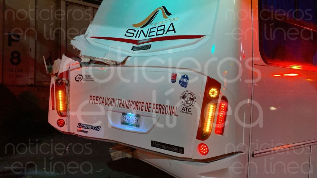 Choca camión de personal y el tren en San José de Cementos