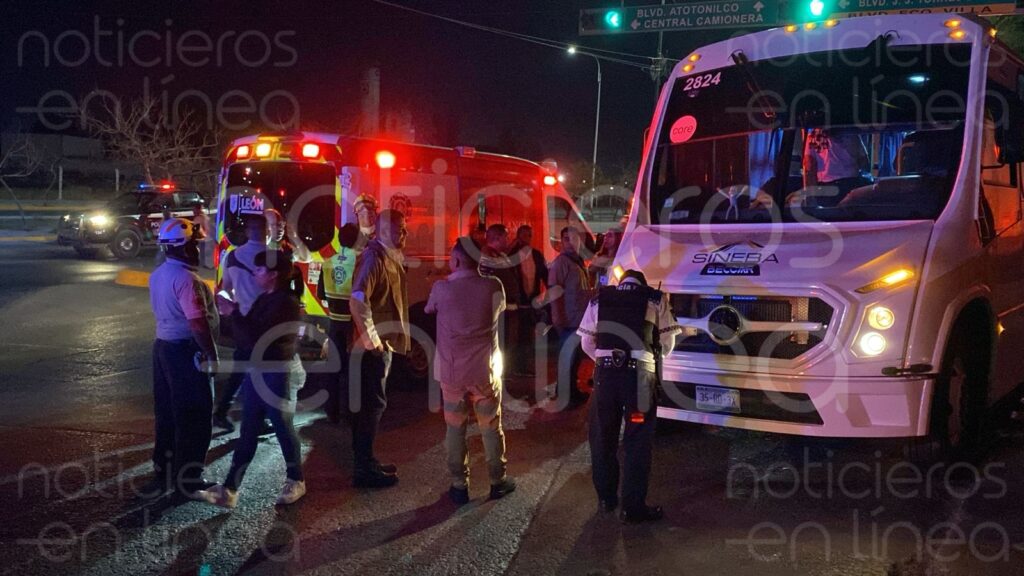 Choca camión de personal y el tren en San José de Cementos