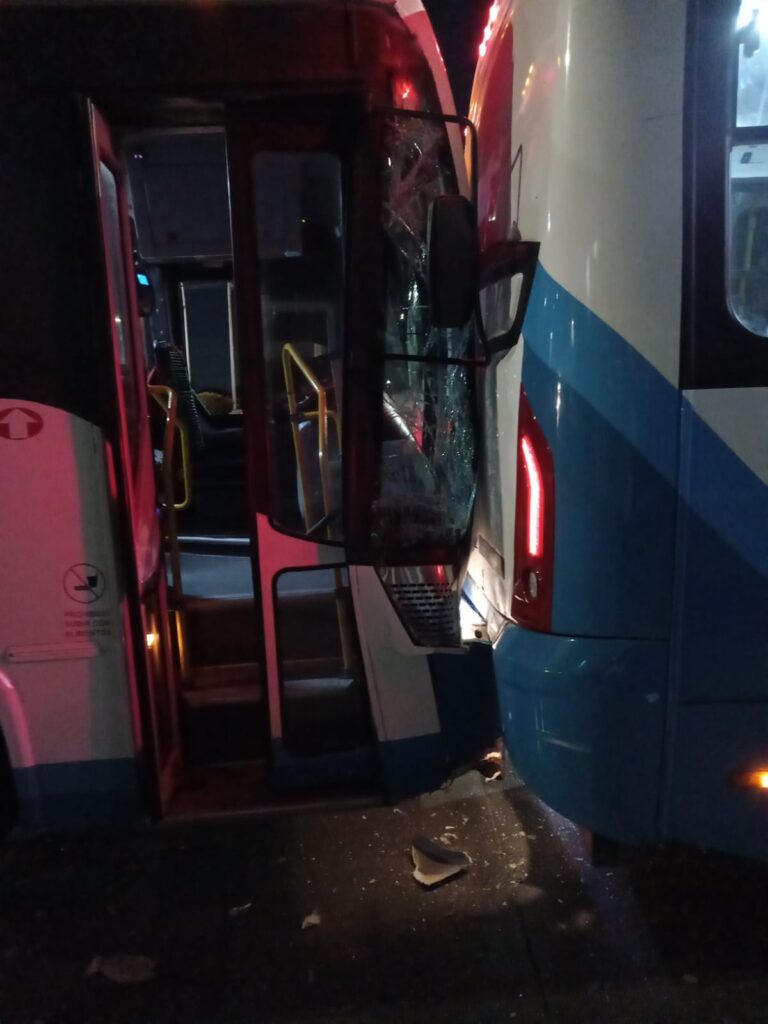 Choque entre camiones urbanos y una camioneta deja 28 lesionados