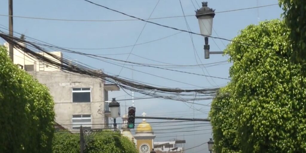 Cableado, un riesgo constante para autos y peatones en León