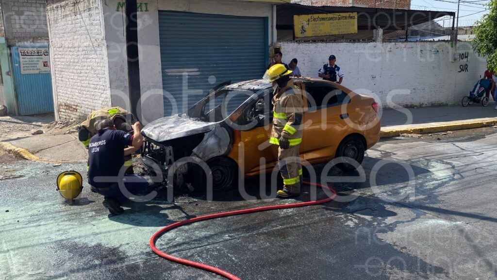 Se incendia coche por corto circuito en la colonia Chapalita