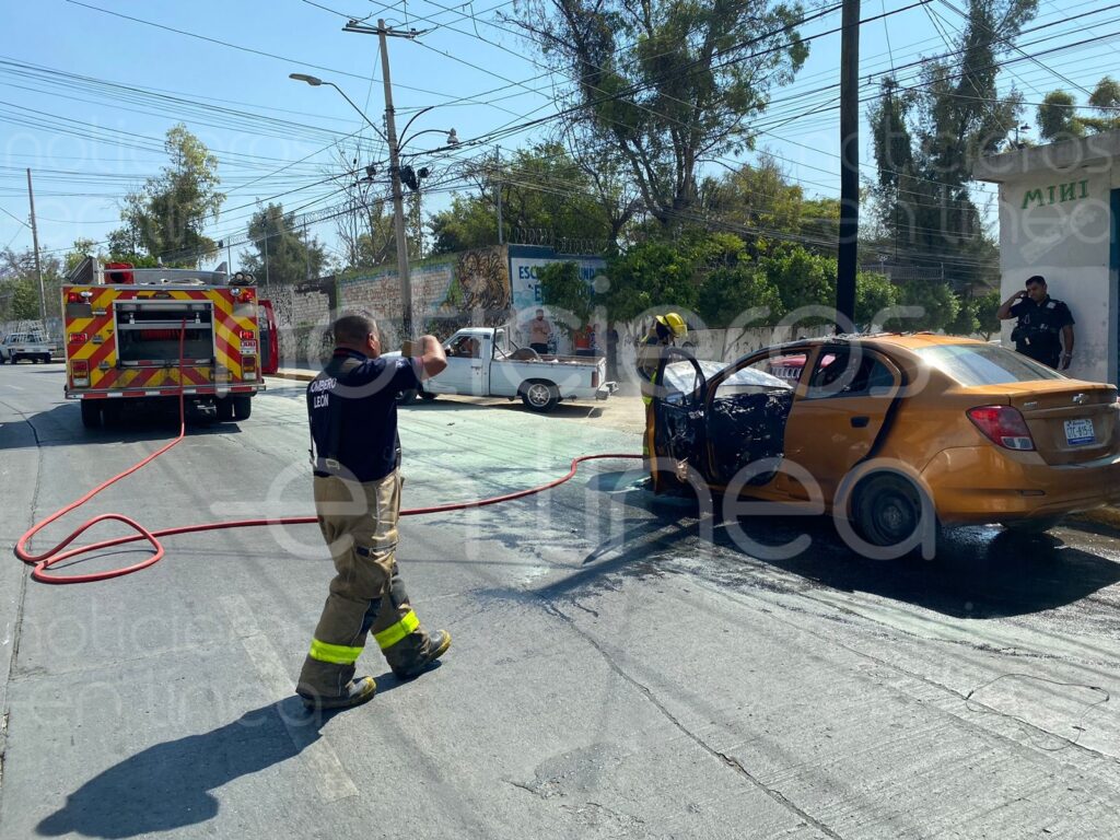 Se incendia coche por corto circuito en la colonia Chapalita