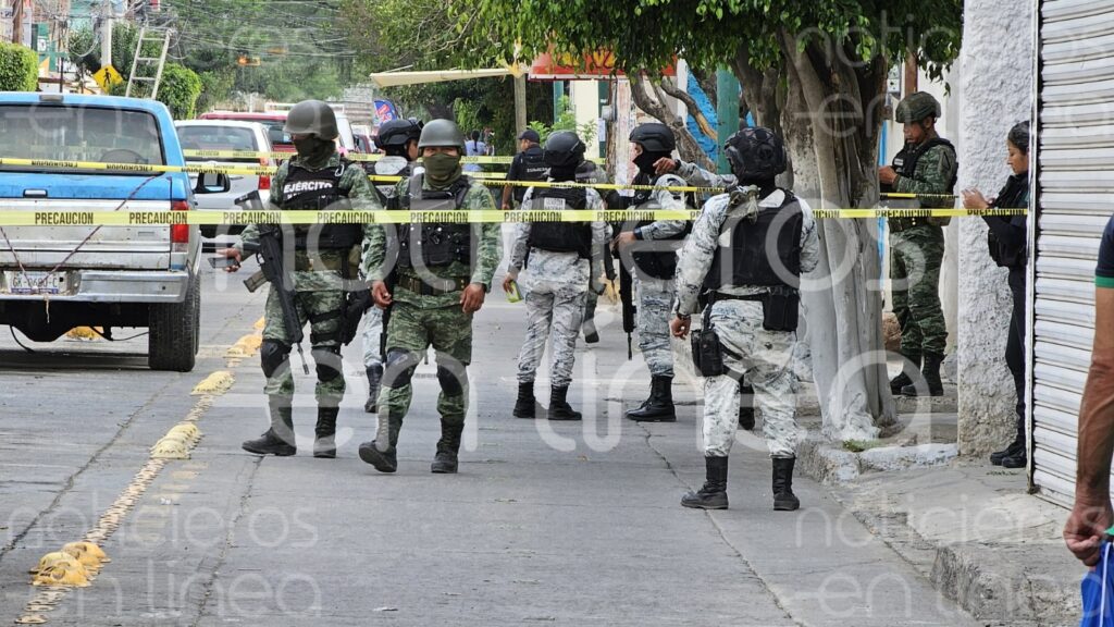Atacan a balazos a hombre frente a una escuela en la colonia Peñitas