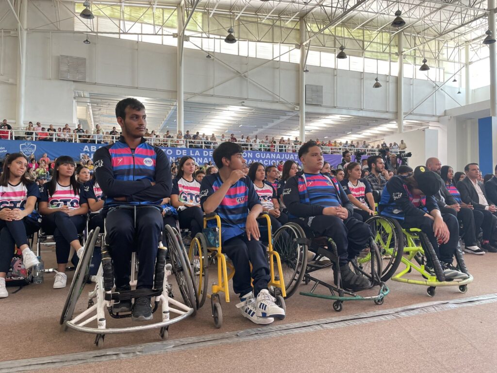 Abanderan a guanajuatenses que irán a Juegos Nacionales y Paranacionales 2024