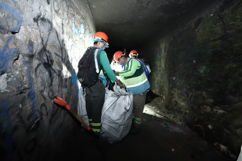 Se suman autoridades a limpieza de Malecón del Río para prevenir inundaciones