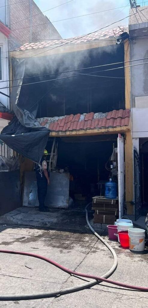 Se incendia fábrica en Lomas de la Trinidad; hay 7 lesionados