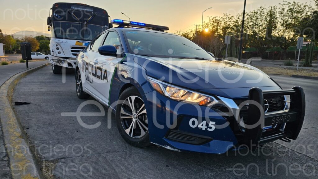 Esta mañana se registró un aparatoso accidente entre un camión y una camioneta de transporte de personal