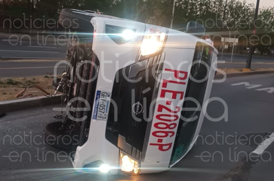 Esta mañana se registró un aparatoso accidente entre un camión y una camioneta de transporte de personal