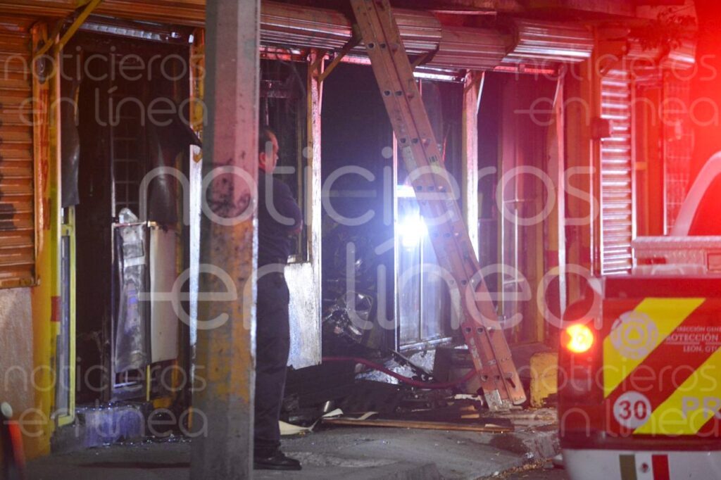 Se incendia local de autopartes en el fraccionamiento Hidalgo