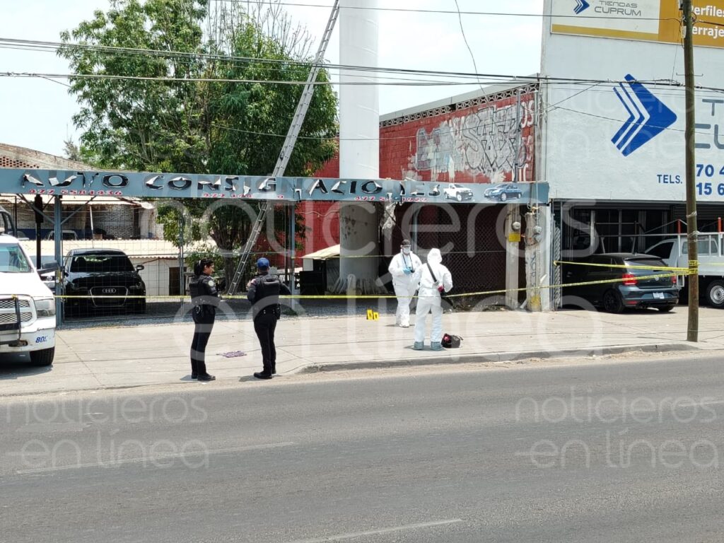 Hombre muere tras caer desde un espectacular en Prados Verdes