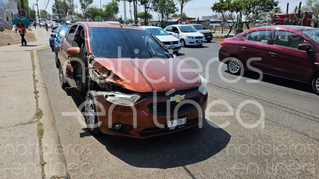 Se registra volcadura de vehículo en el bulevar Torres Landa
