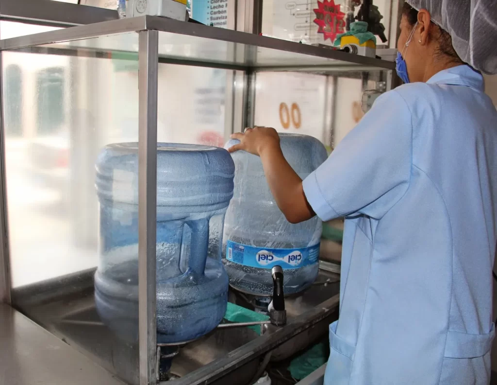 Por tandeo de agua en León, usan garrafones de agua purificada para el hogar