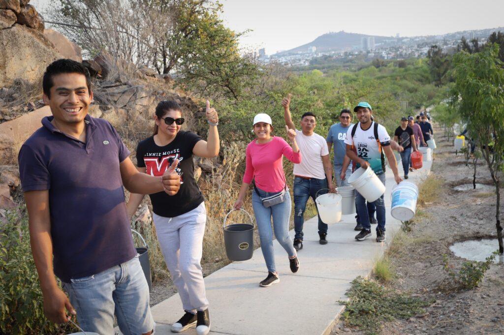 Infractores pagan fotomultas a 'cubetazos' en León