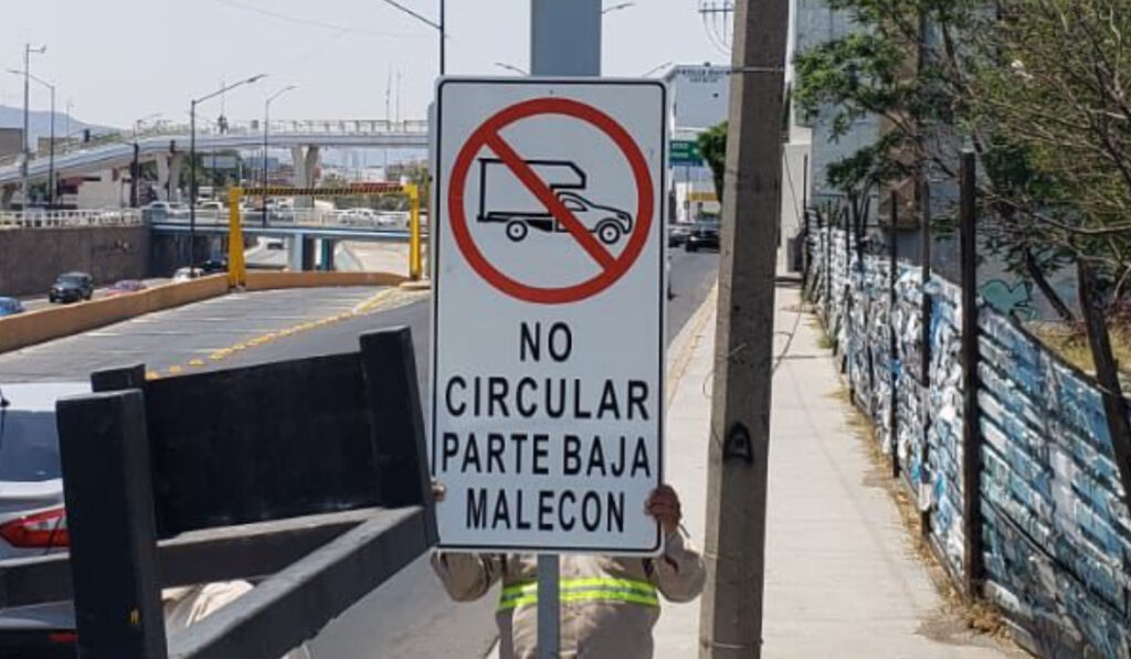 Restringen el paso a vehículos grandes por la parte baja del Malecón