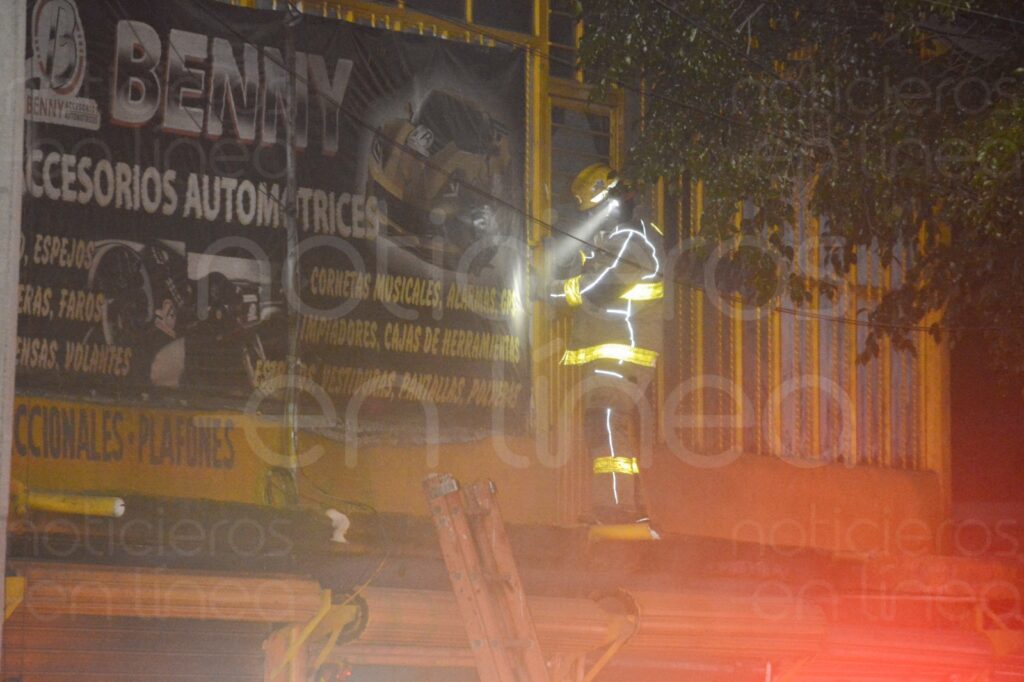 Se incendia local de autopartes en el fraccionamiento Hidalgo