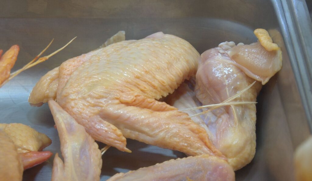 ¿Se debe lavar el pollo antes de cocinarlo? Esto dicen los doctores