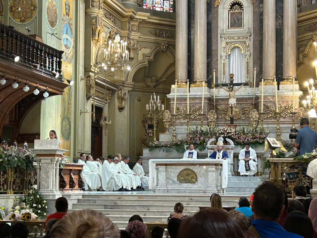 Leoneses celebran a la Virgen de la Luz en la Catedral