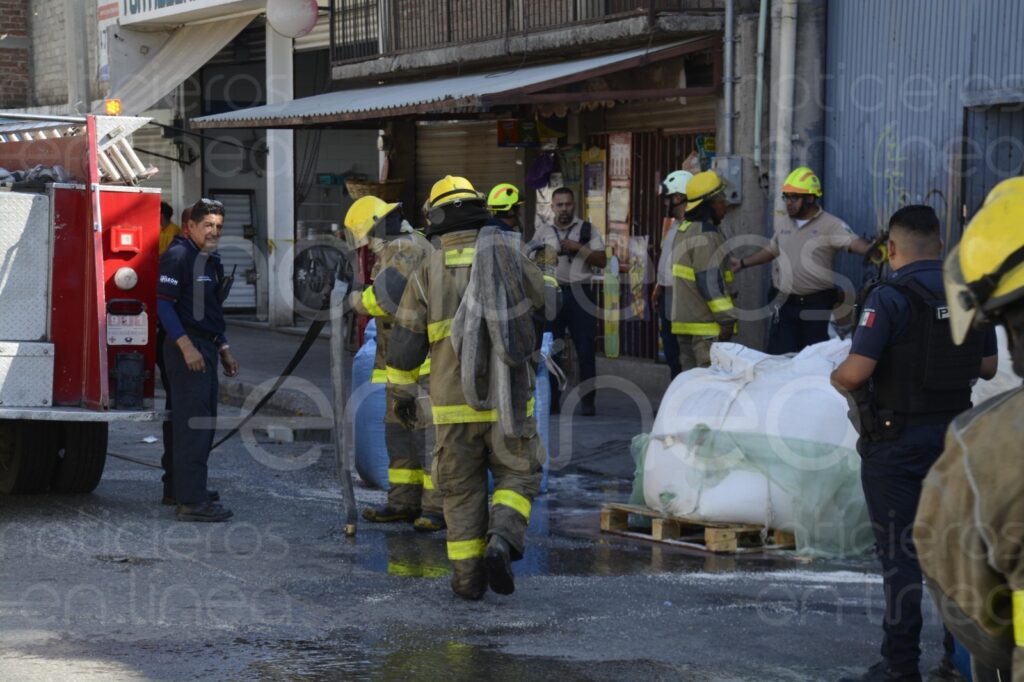 Arde fábrica de suelas en la colonia Cañada de Alfaro