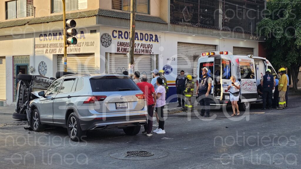 Camioneta choca y vuelca en la colonia Industrial; hay 3 heridos
