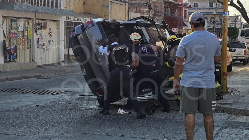 Camioneta choca y vuelca en la colonia Industrial; hay 3 heridos