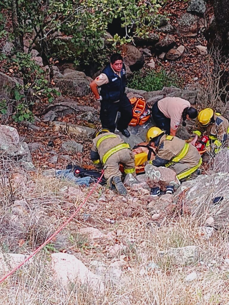 Rescatan a motociclista que cayó a barranco en Sierra de Lobos