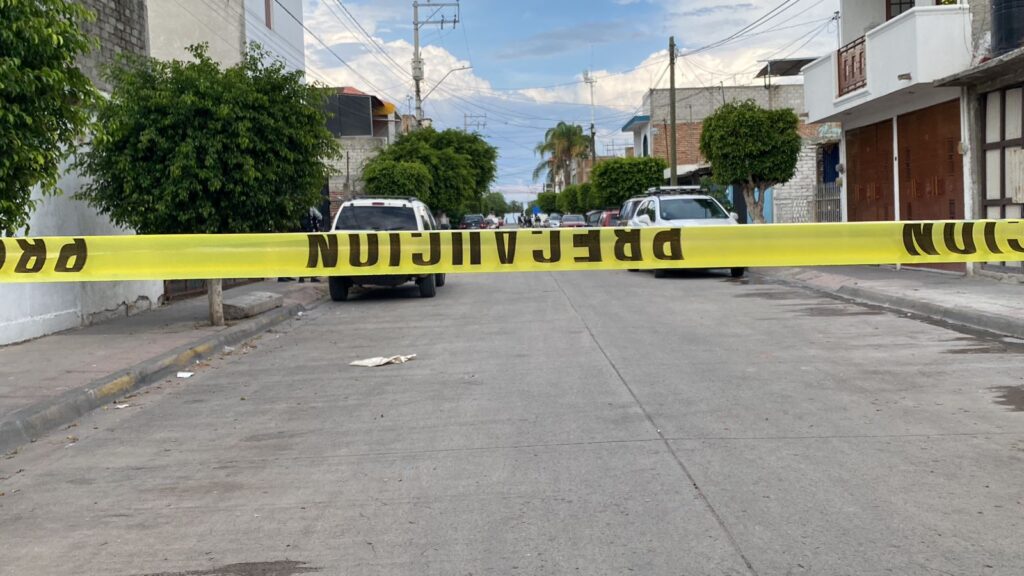 Balean a hombre mientras caminaba por la calle en la colonia León II