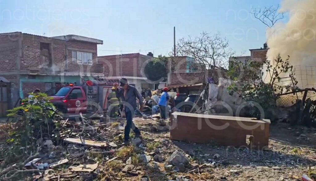 Incendio consume una vivienda en la colonia 10 de Mayo
