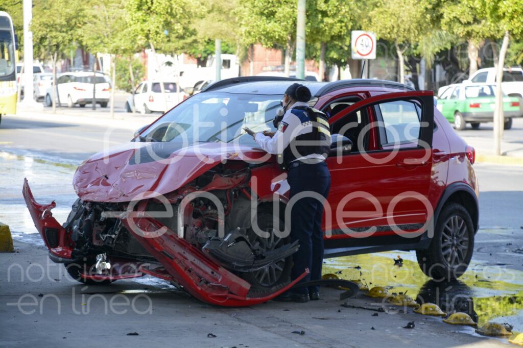 Reportan volcadura, policía atiende reporte y lo atropellan en León