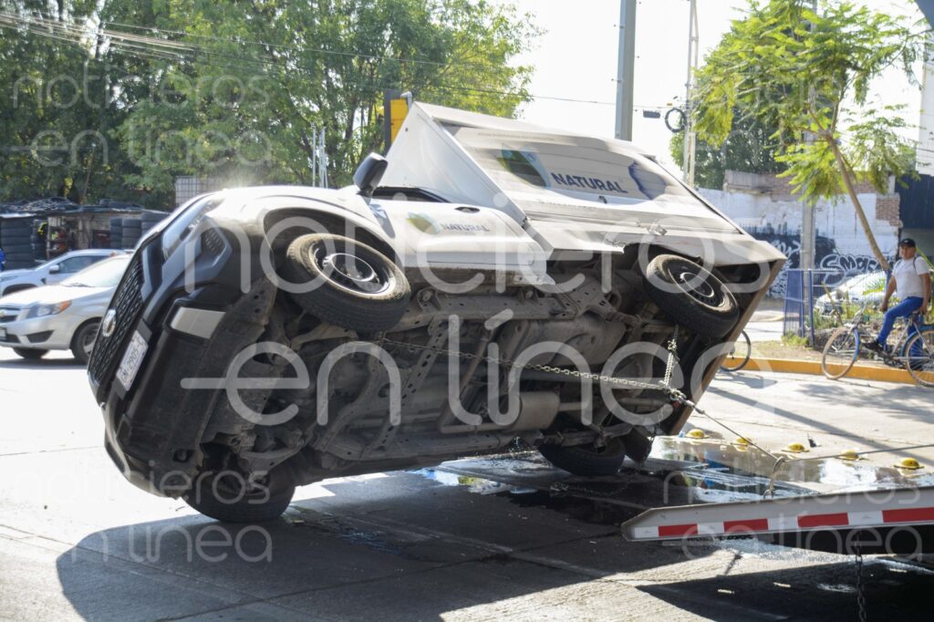 Reportan volcadura, policía atiende reporte y lo atropellan en León