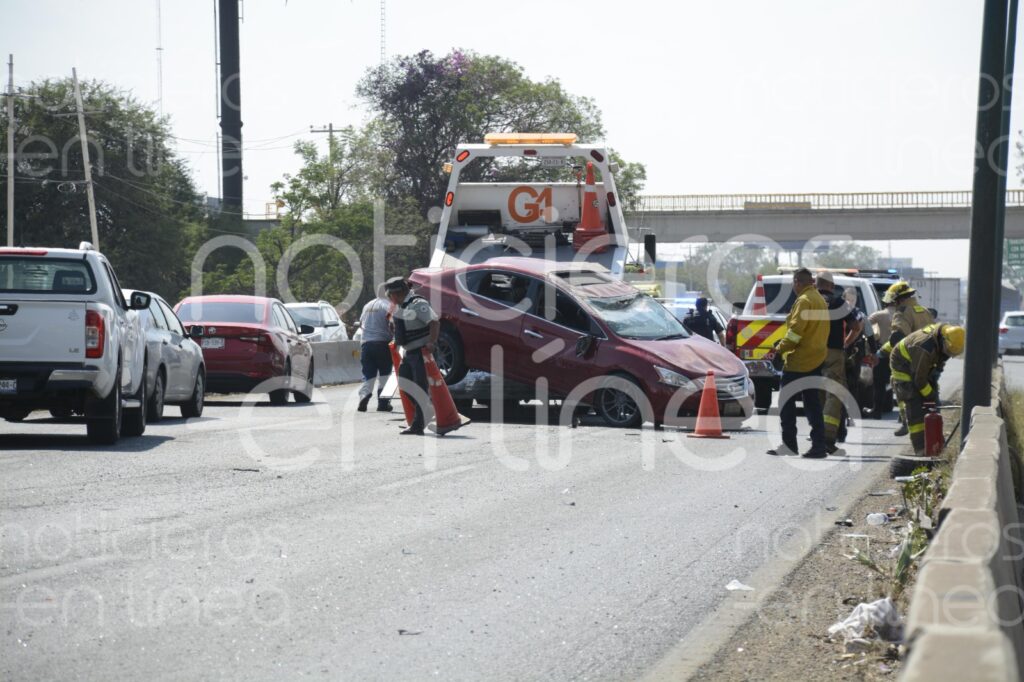 Volcadura en bulevar Aeropuerto deja 2 heridos, entre ellos un menor
