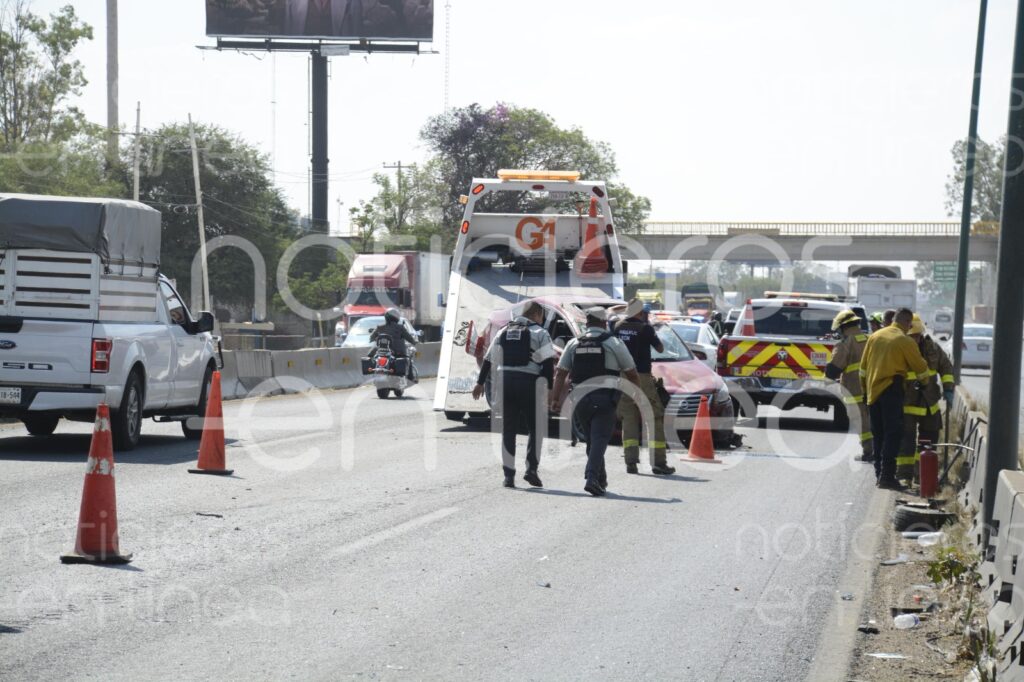 Volcadura en bulevar Aeropuerto deja 2 heridos, entre ellos un menor
