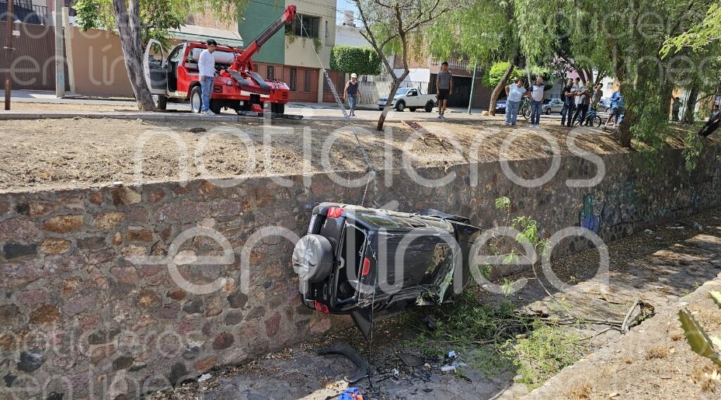 Joven mecánico vuelca camioneta dentro de un arroyo en Villa Insurgentes