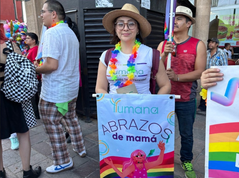 Regalan 'abrazos de mamá' en la marcha Pride 2024 en León